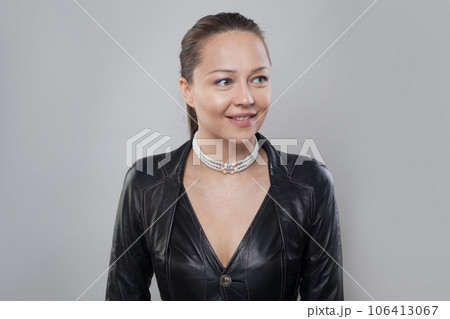 Choker with white pearl on neck of cheerful woman 106413067