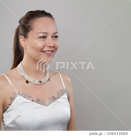 Pearl necklace on neck of beautiful woman 106413069