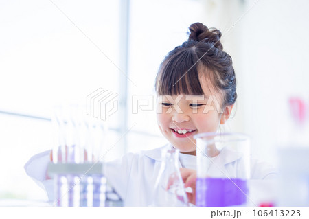 科学の勉強をする小学生の女の子 106413223