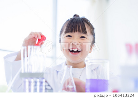 科学の勉強をする小学生の女の子 科学の勉強をする小学生の女の子 106413224