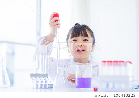 科学の勉強をする小学生の女の子 106413225