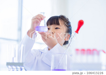 科学の勉強をする小学生の女の子 106413226