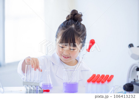 科学の勉強をする小学生の女の子 106413232