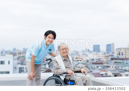 介護士とシニア男性　屋外 106413502