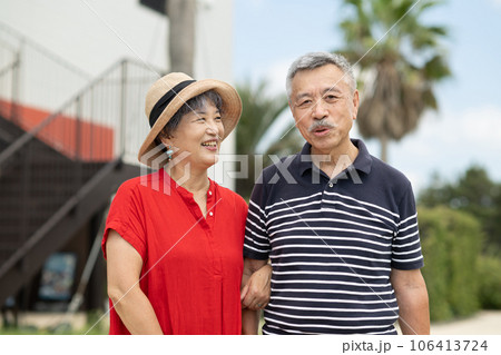 旅行を楽しむシニアの夫婦 106413724