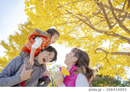 秋の公園で遊ぶ親子 106414065