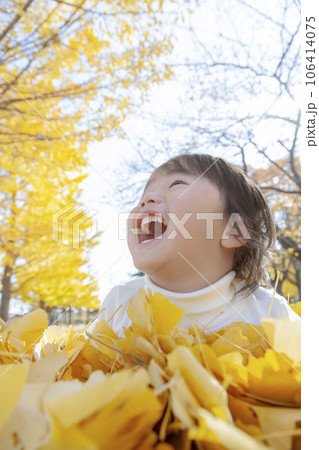 秋の公園で遊ぶ男の子 106414075