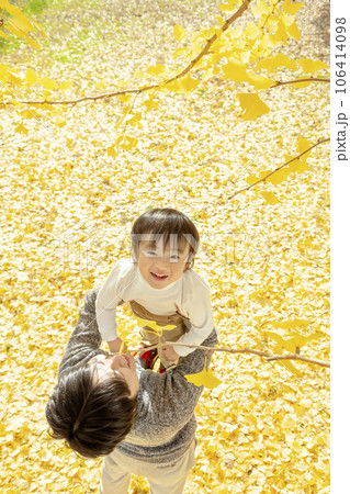 秋の公園で遊ぶ父親と息子 秋の公園で遊ぶ父親と息子 106414098