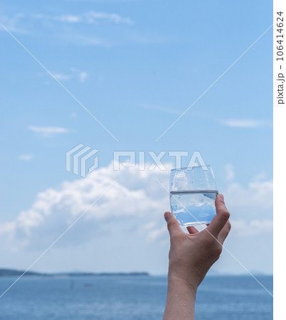 グラスを持つ 106414624