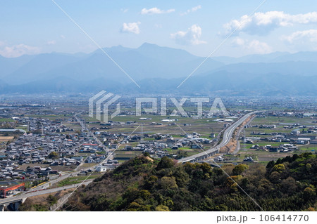 西条市方面市街地風景　永納山からの眺望　（愛媛県西条市） 106414770