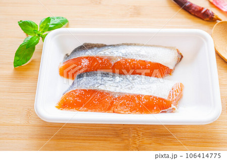 生鮭下処理 塩をする 生鮭下処理 塩をする 106414775