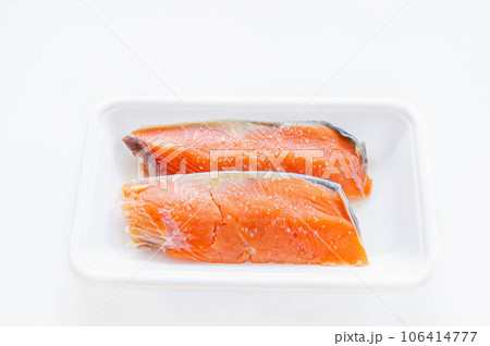 生鮭下処理　塩をする 106414777