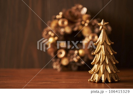 卓上クリスマスツリーとリース　クリスマスイメージ  106415329
