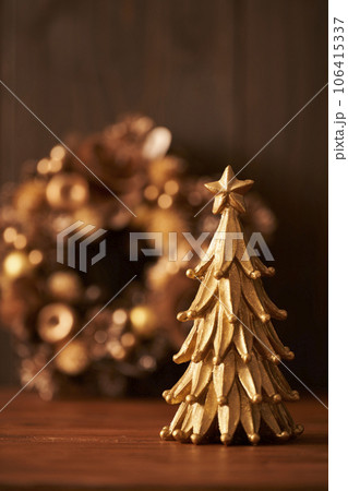 卓上クリスマスツリーとリース　クリスマスイメージ 106415337