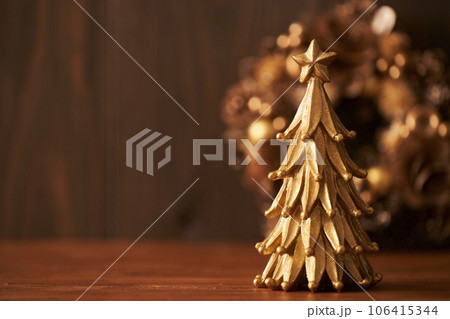 卓上クリスマスツリーとリース　クリスマスイメージ 106415344