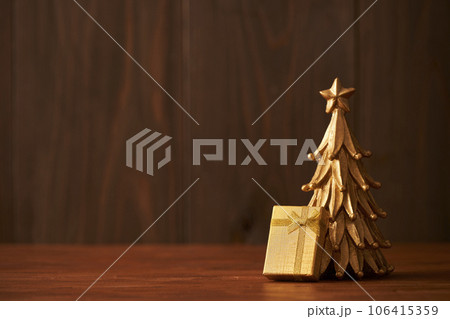 クリスマスイメージ  クリスマスツリーとギフトボックス 106415359