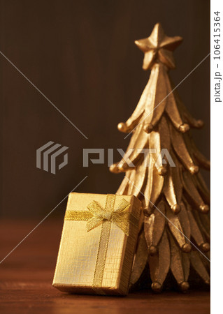クリスマスイメージ  クリスマスツリーとギフトボックス 106415364