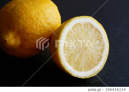 黒い板の上に並ぶ2つのレモン 106416154