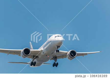 【城南島海浜公園上空から着陸態勢のJAL機】 106416169