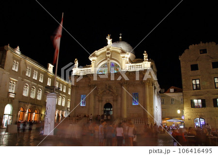 アドリア海の真珠と言われるクロアチアの世界文化遺産ドブロブニク　旧市街のルジャ広場と聖ヴラホ教会 106416495