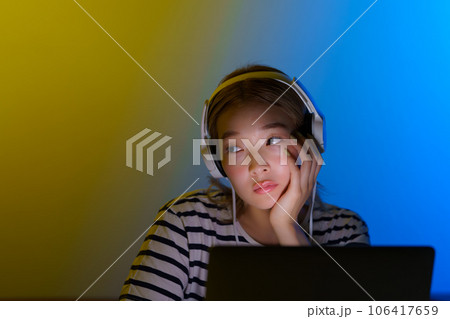 配信サービスを楽しむ女性のイメージ 106417659