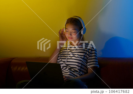 配信サービスを楽しむ女性のイメージ 配信サービスを楽しむ女性のイメージ 106417682