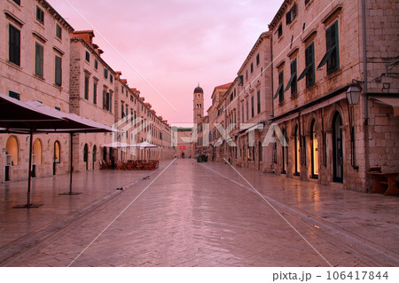 アドリア海の真珠と言われるクロアチアの世界文化遺産ドブロブニク　旧市街のプラツァ通りの夜明け 106417844