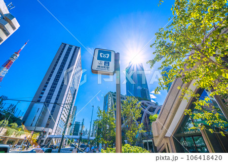 日本の東京都市景観 新たにお目見えした神谷町駅出入口や新名所・麻布台ヒルズ、東京タワーなどを望む 106418420