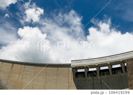 夏の青空とダムの壁 夏の青空とダムの壁 106419299
