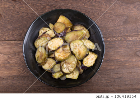 黒皿に盛った輪切りのナスのおひたし 黒皿に盛った輪切りのナスのおひたし 106419354