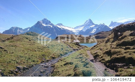 スイス  グリンデルワルトのバッハアルプ湖 106419472