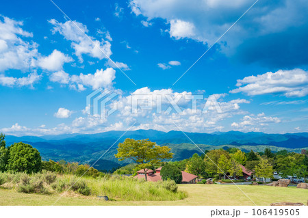 兵庫県　西はりま天文台公園から見渡す夏の中国山地の山並み 106419505
