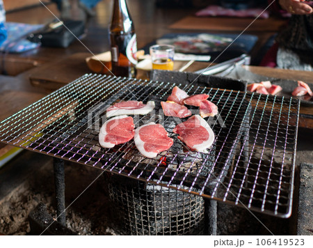 バーベキューで焼いたジビエのイノシシ肉 バーベキューで焼いたジビエのイノシシ肉 106419523