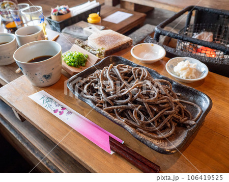 夏の風物詩の冷たい美味しい10割蕎麦 106419525