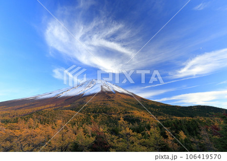 秋の吉田口登山道の富士山 106419570