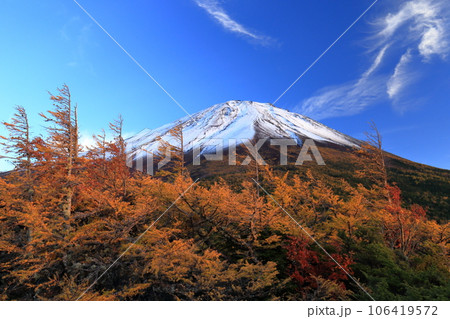 清々しい秋の日の富士山 106419572