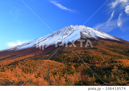空気が澄んでいる秋の日の富士山 106419574