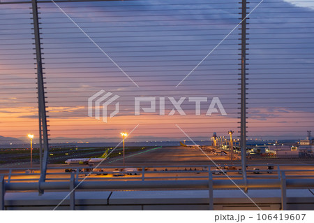 中部国際空港セントレアの夏の夕暮れ 106419607