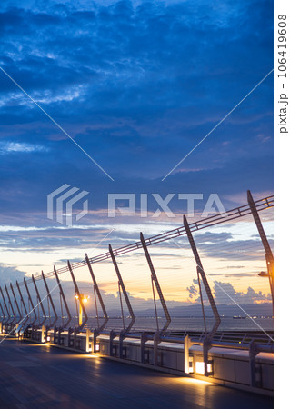 中部国際空港セントレアの夏の夕暮れ 106419608