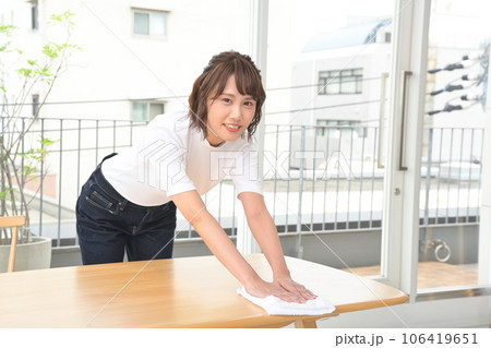 布巾でテーブルを拭く女性 布巾でテーブルを拭く女性 106419651
