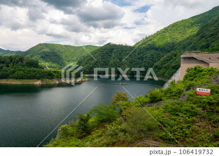 温井ダムから見たダム湖百選の龍姫湖 106419732