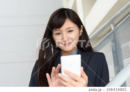 スマートフォンを持つ女性 スマートフォンを持つ女性 106419801