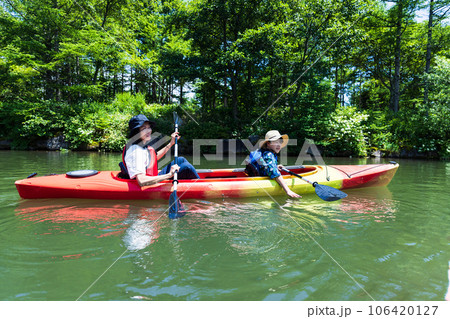 カヤックを楽しむ親子 106420127
