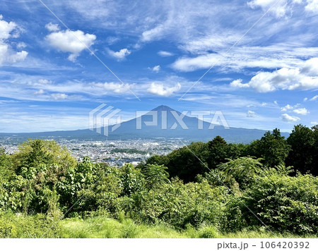夏の富士山と町景色 夏の富士山と町景色 106420392
