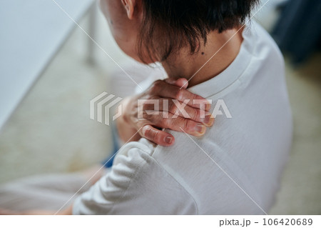 肩こりに悩むシニア女性 肩こりに悩むシニア女性 106420689