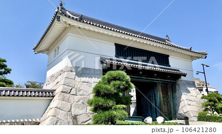 秋晴れの青空に映える岡崎城大手門〈岡崎城公園/愛知県岡崎市〉 106421280