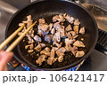 フライパンで鶏肉を焼く 106421417