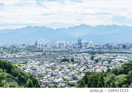 富山県富山市 立山連峰を背後に見る夏の富山駅周辺の街並み 富山県富山市 立山連峰を背後に見る夏の富山駅周辺の街並み 106421535