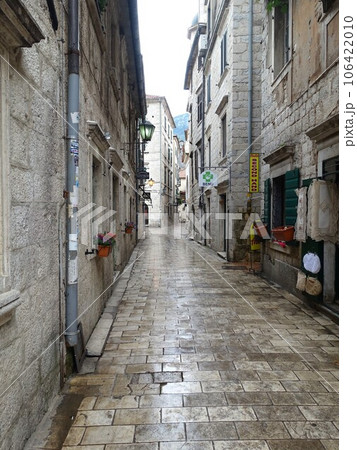 【モンテネグロ】世界遺産コトルの街並み 106422010