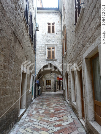 【モンテネグロ】世界遺産コトルの街並み 106422011